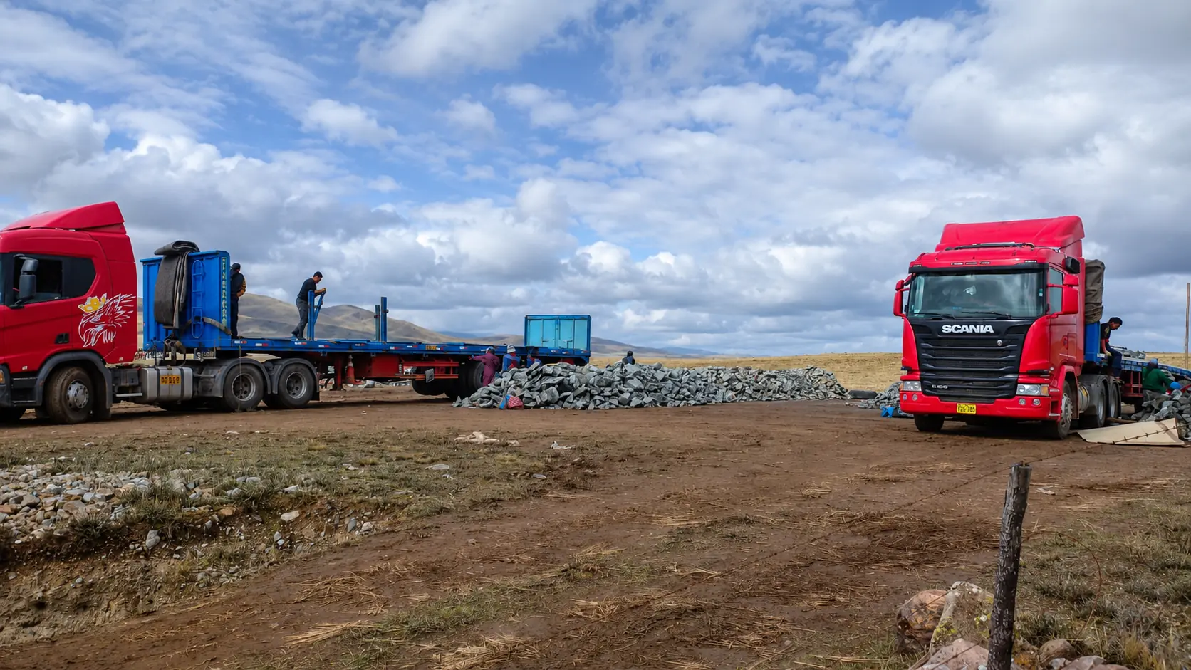 Camiones y mineral durante una operación de compra y acopio